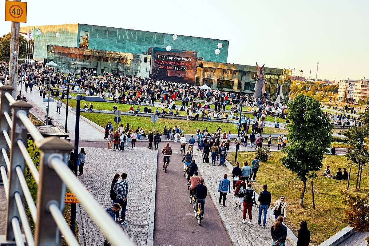 Singa on järjestänyt muun muassa ulkoilmakaraoketapahtumia. Kuva Helsingin Kansalaistorilta.