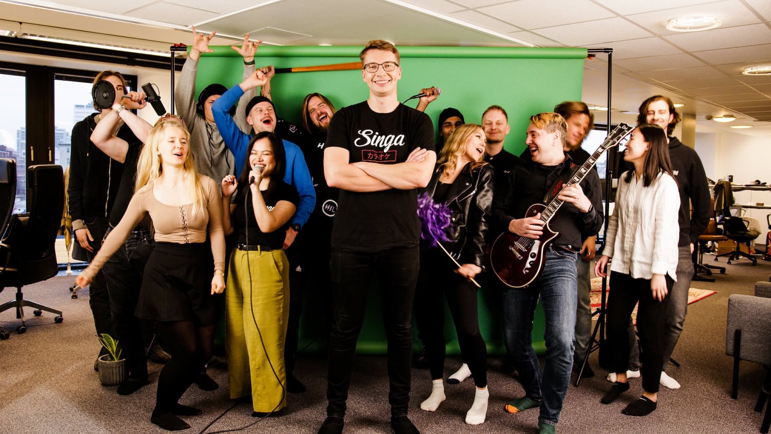 Atte Hujanen kuvassa keskellä