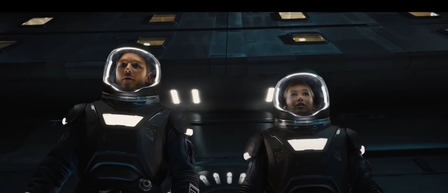 Chris Pratt ja Jennifer Lawrence Passengers-elokuvan jännittävässä kohtauksessa.