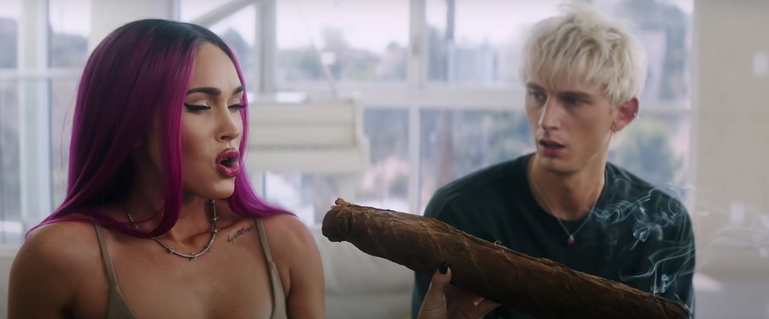 Megan Fox polttamassa Machine Gun Kellyn tarjoamaa pitkää savuketta.