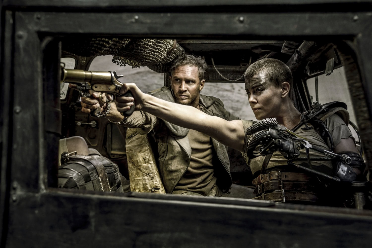 Tom Hardy ja Charlize Theron Mad Max: Fury Road -elokuvassa