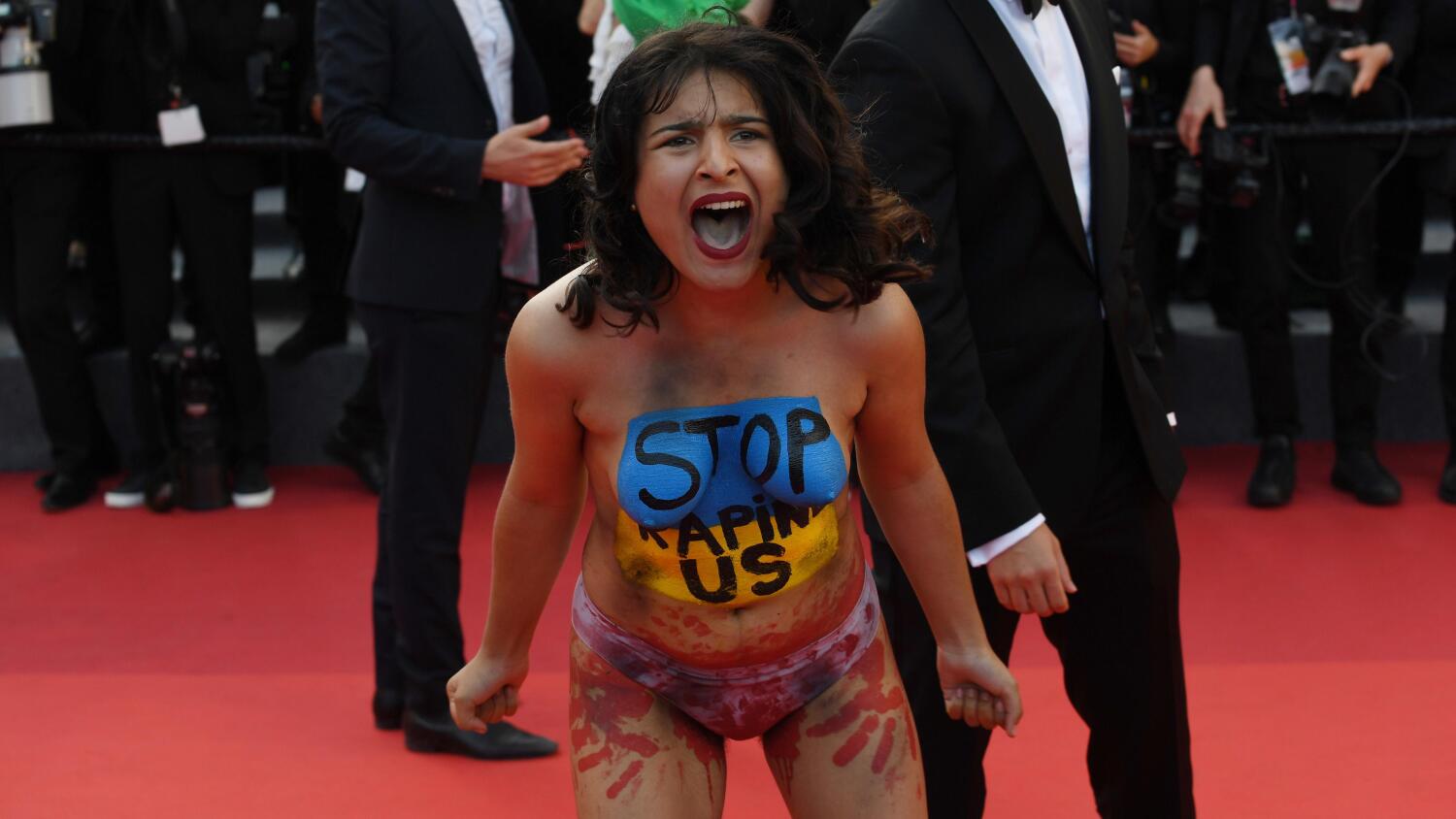 Ukrainalainen mielenosoittaja nähtiin puolialastomana kehomaaliin peitettynä.