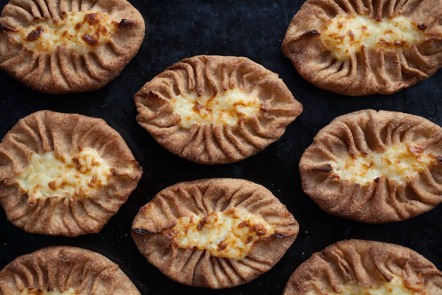 Paistopisteeltä saa muun muassa riisipiirakoita ja pullia. Mikäli tuote tippuu lattialle, kannattaa huomioida Lidlistä löytyvä luukku, jonne pudonneen tuotteen voi sujauttaa.