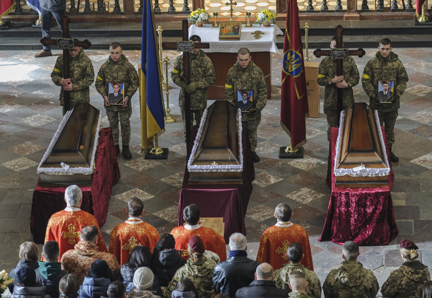 Kotenkon lisäksi haudattiin kaksi muuta sotilasta.