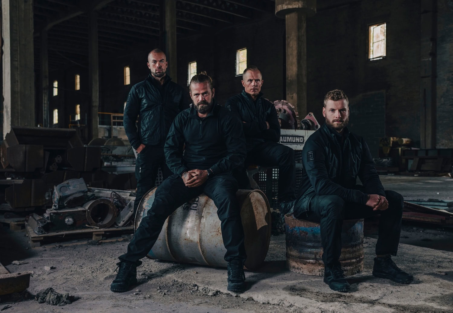 Aiemmin oikeissa erikoisjoukoissa toimineet miehet luotsaavat kokelaita säälimättömällä otteella.