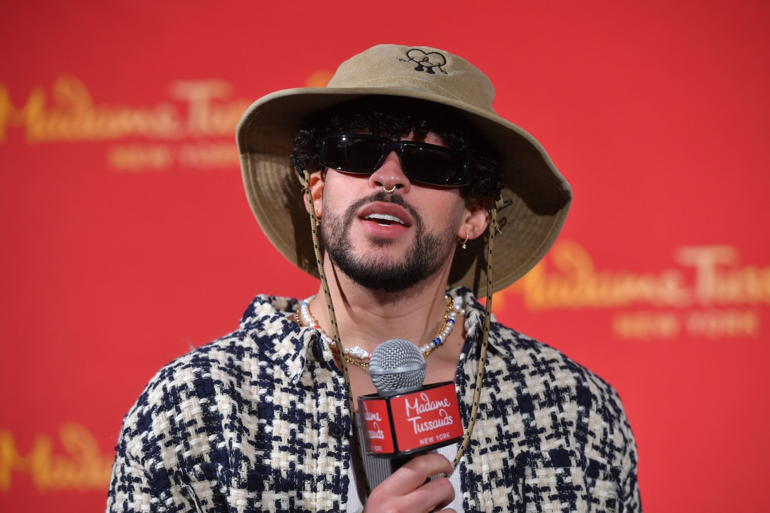 Kuvassa Bad Bunny vierailee Madame Tussaudsissa ihastelemassa hänestä tehtyjä vahaveistoksia.