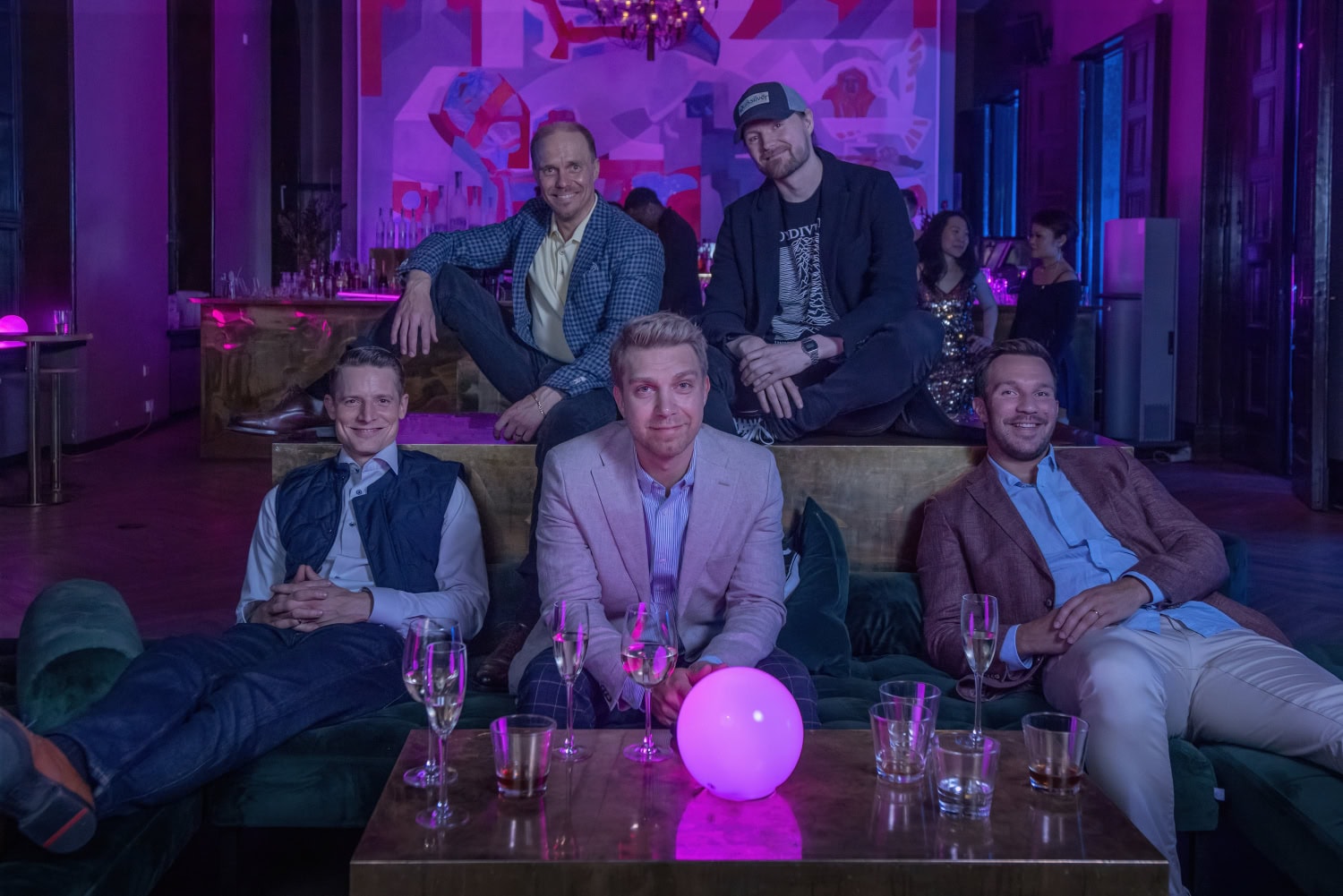 Kuvassa Exit-sarjan näyttelijät Max Ovaska, Jarkko Lahti, Jarkko Niemi ja Olli Rahkonen sekä ohjaaja Olli Ilpo Salonen (takana oik.)