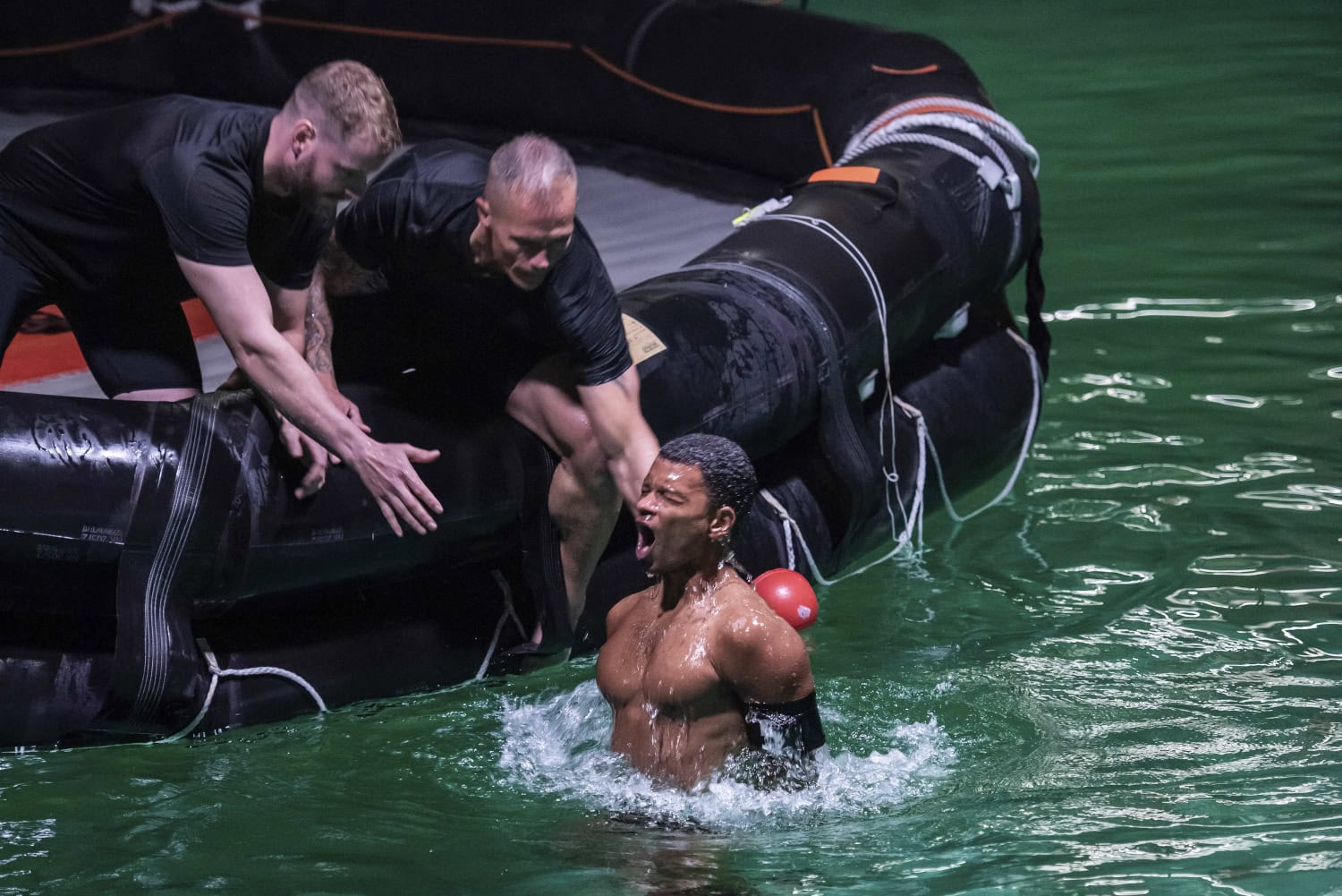 James Nikander joutuu kohtaamaan vanhan traumansa vedessä.