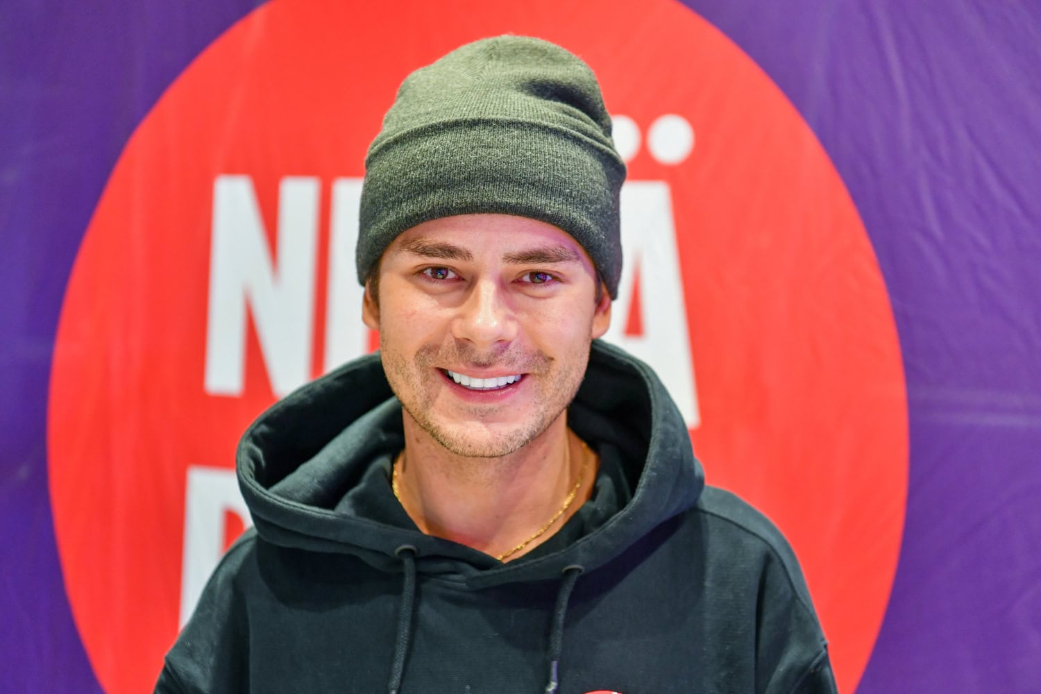 Niko Saarinen juontaa tällä hetkellä muun muassa omaa podcastiaan Nikotellen, joka on kerännyt paljon suosiota.