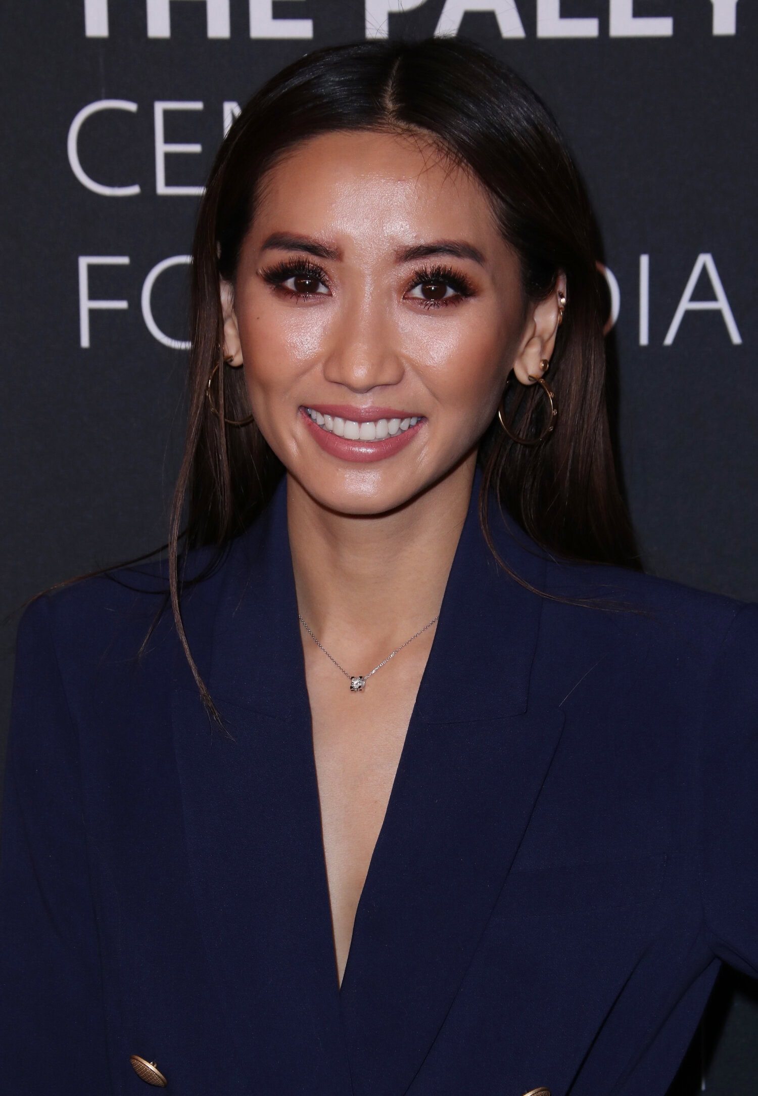 Song näyttelee itsekin.