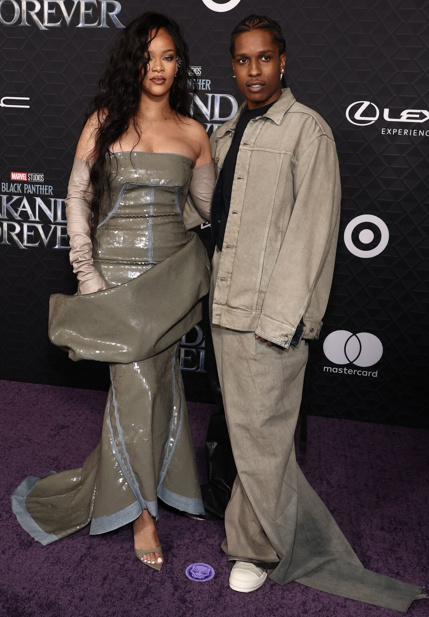 Kaksikko oli pukeutunut samaan värimaailmaan ensi-iltaa varten.