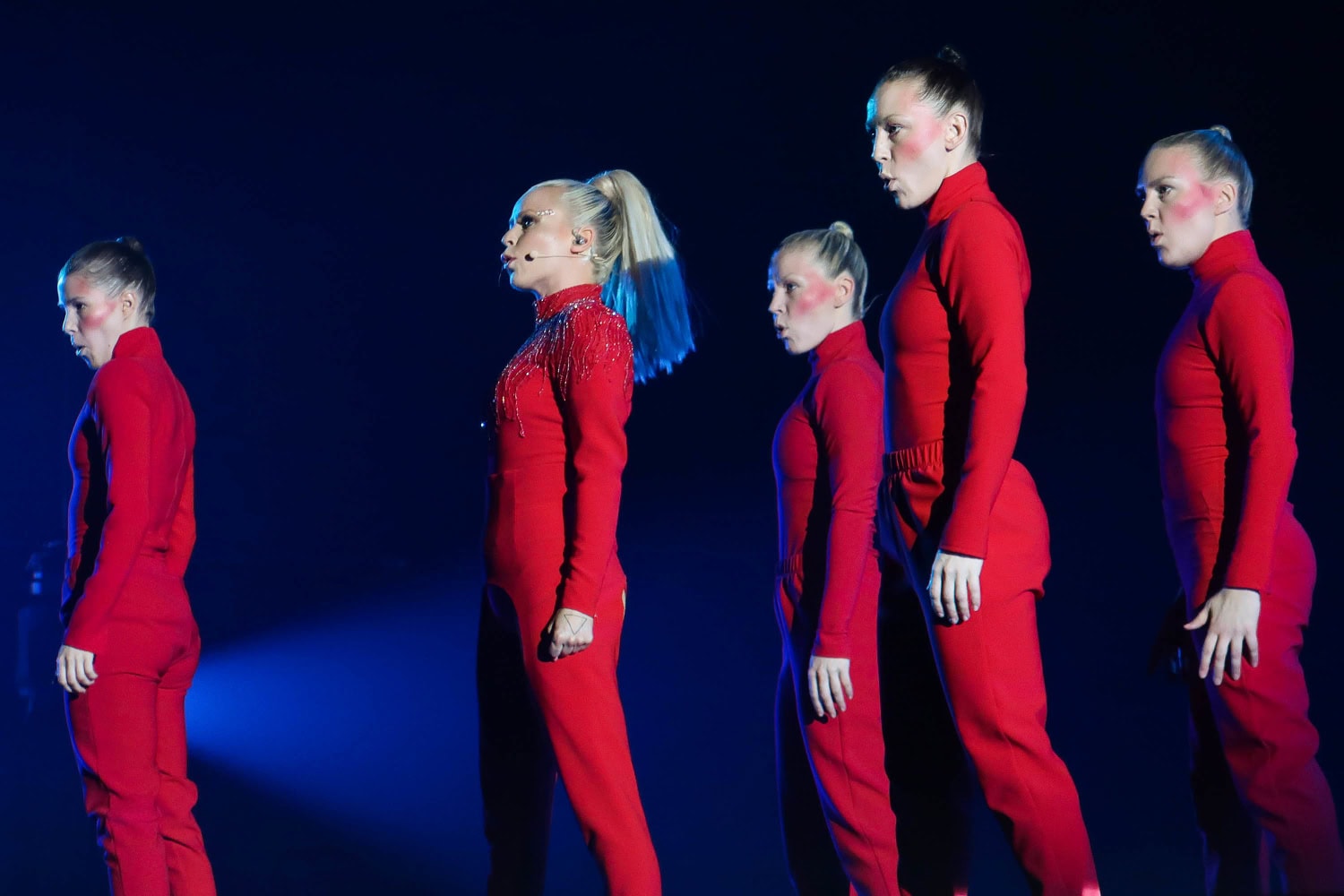 Vesalan lavaesityksen teemaväri oli punainen.