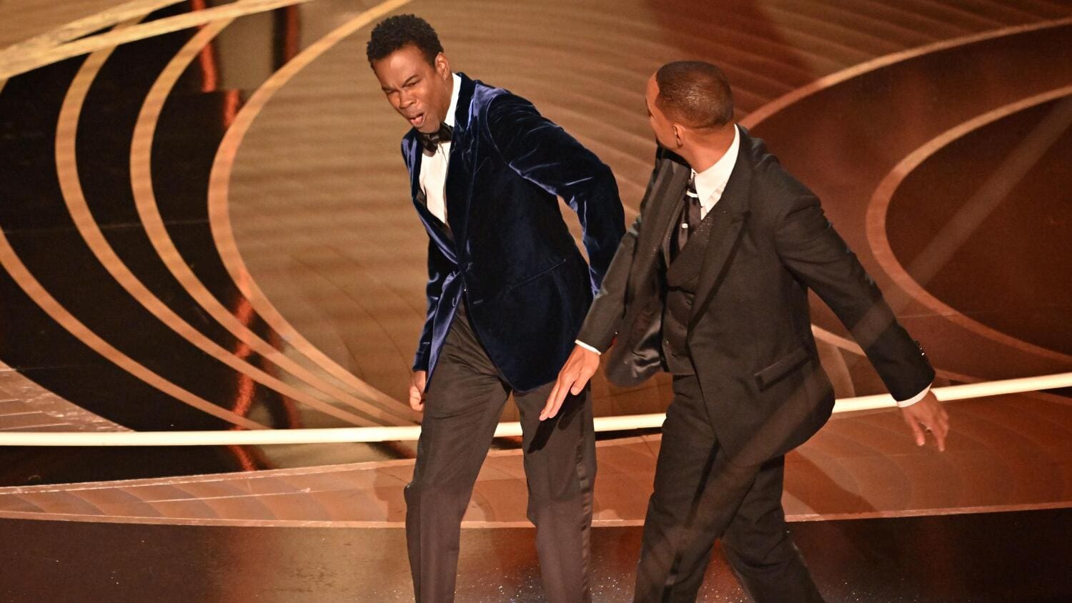 Kuva Oscar-gaalan välikohtauskesta, jossa näyttelijä Will Smith lyö koomikko Chris Rockia.