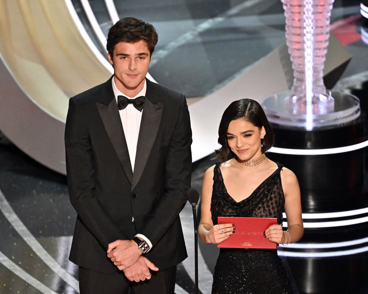 Jacob Elordi ja Rachel Zegler pääsivät jakamaan palkinnon.