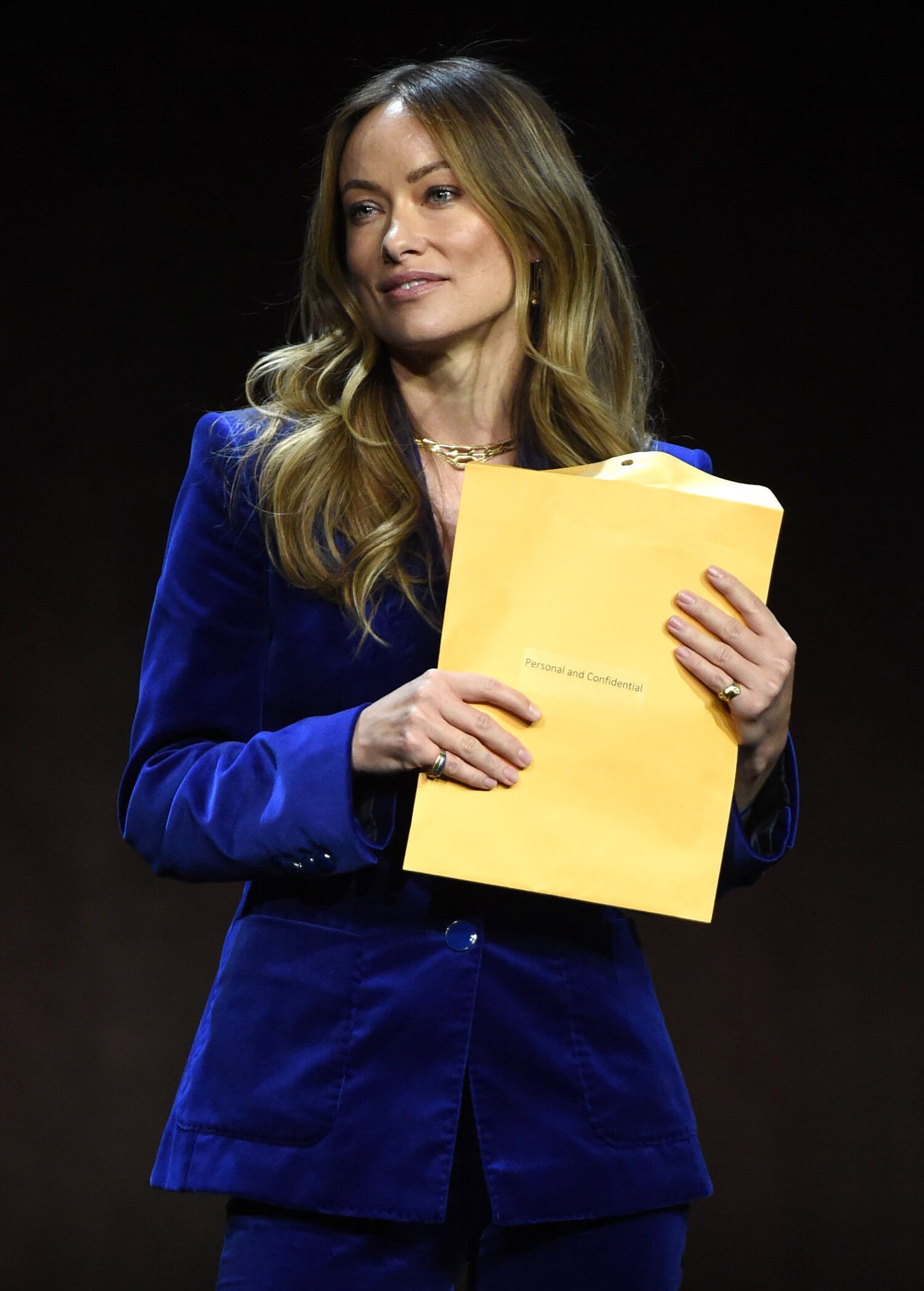 Olivia Wilde jatkoi esitystään kirjekuoren sisällön pikalukemisen jälkeen.