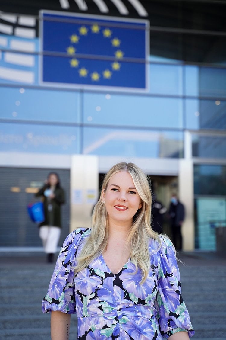 Alviina Alametsä kertoo, että alle 30-vuotiaita meppejä on Euroopan parlamentissa vain alle kolme prosenttia.