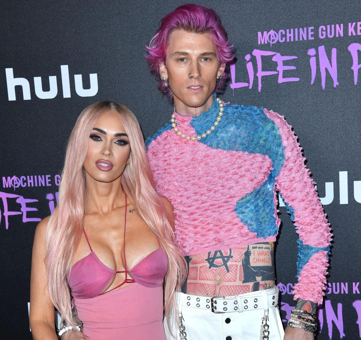 Megan Fox ja Machine Gun Kelly nähtiin pinkeissä asuissaan Life in Pink -dokumentin nimen mukaisesti.