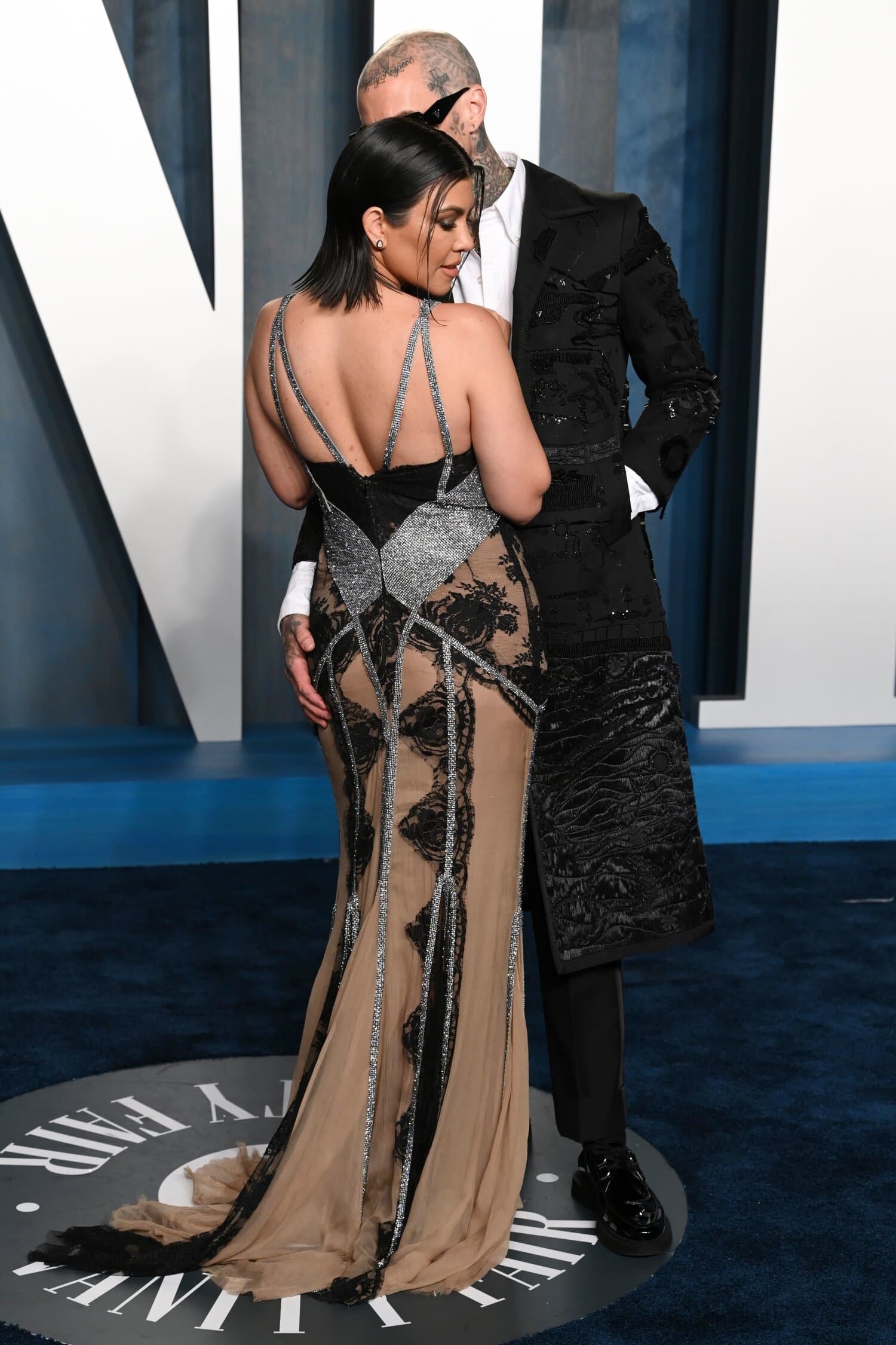 Kourtney Kardashian ja Travis Barker Oscar-gaalan jatkoilla.