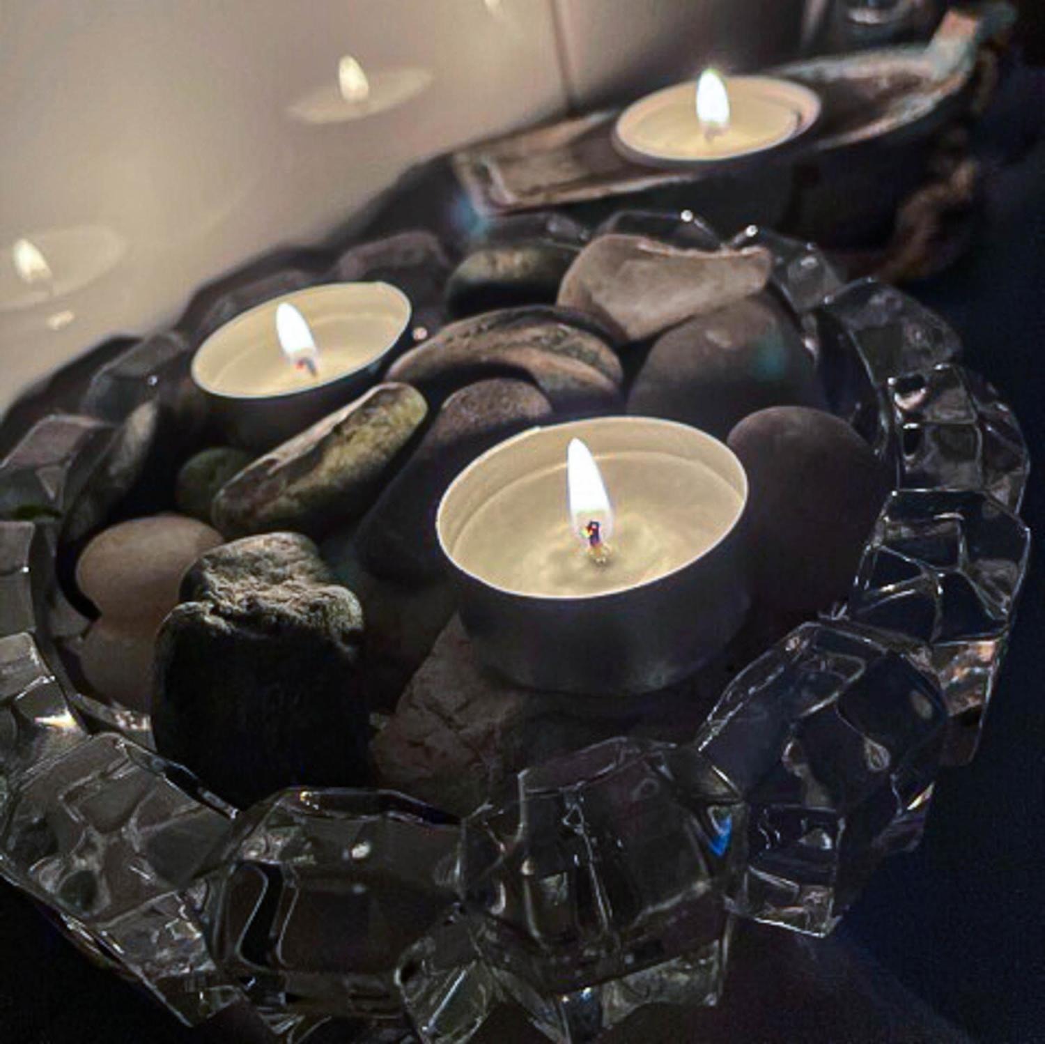 Kynttilät tuovat tunnelmaa yksinäiseen juhlailtaan.