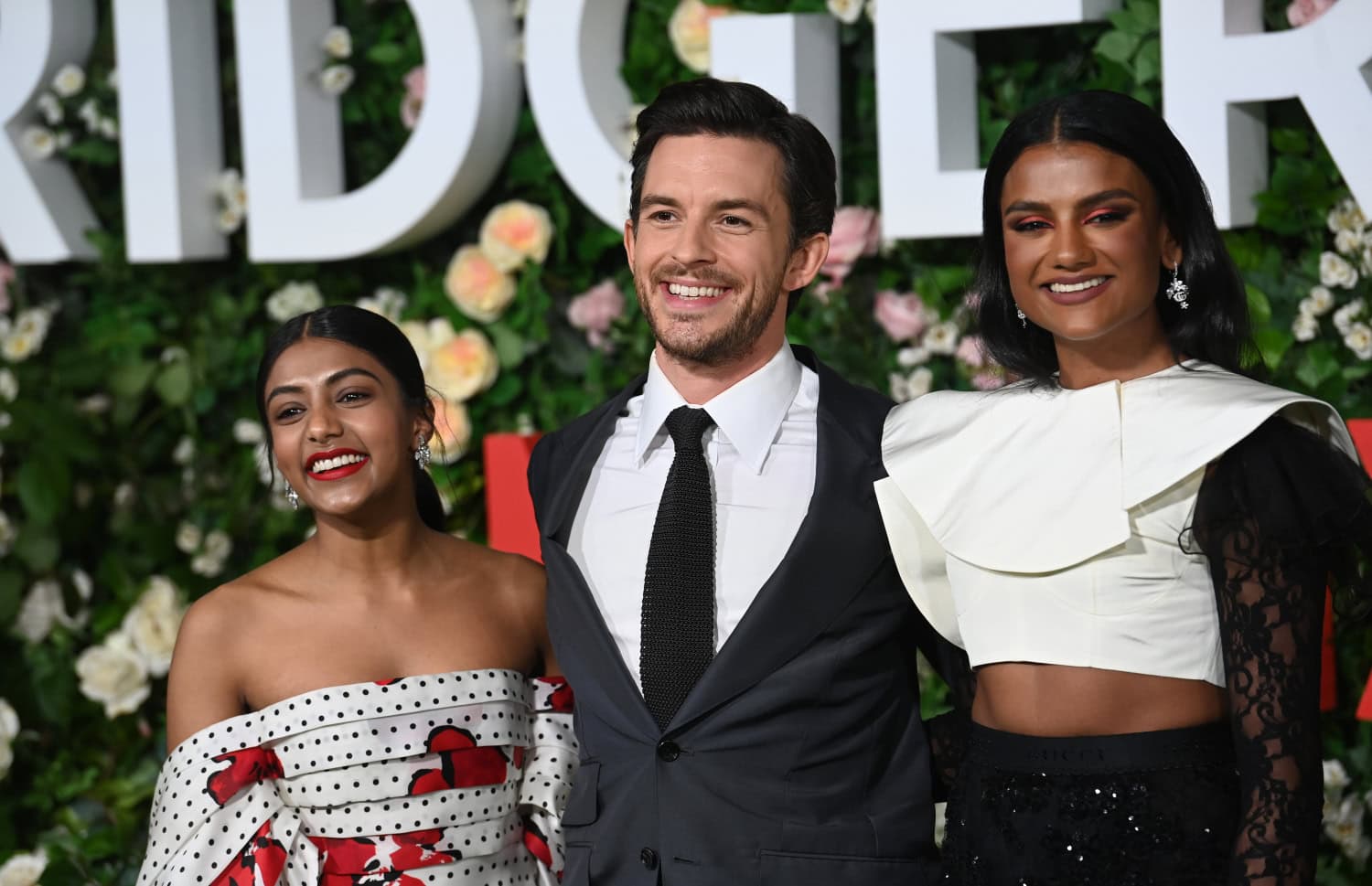 Charithra Chandran, Jonathan Bailey ja Simone Ashley