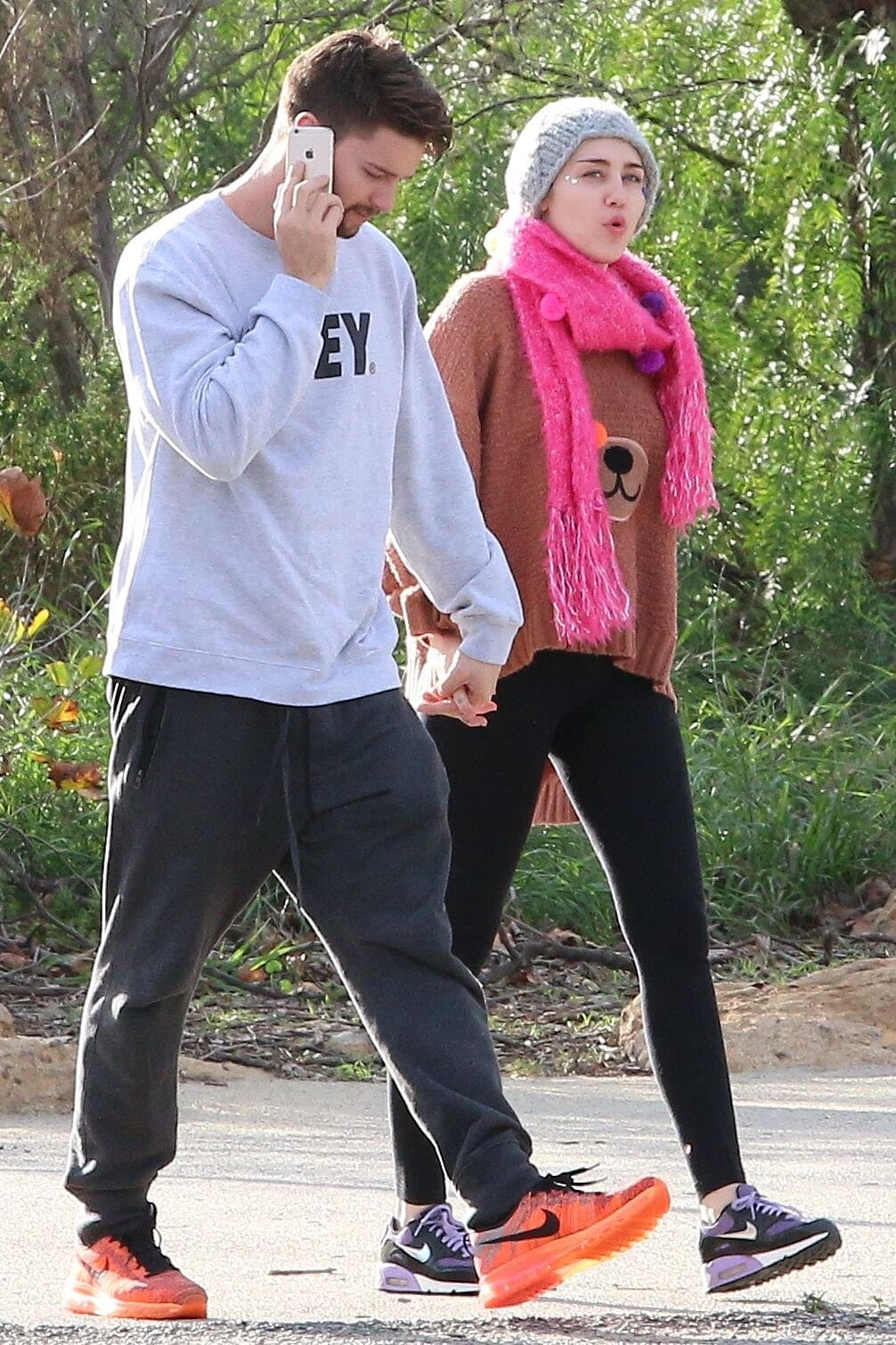 Miley Cyrus deittaili Patrick Schwarzeneggerin kanssa muutaman kuukauden vuonna 2014.