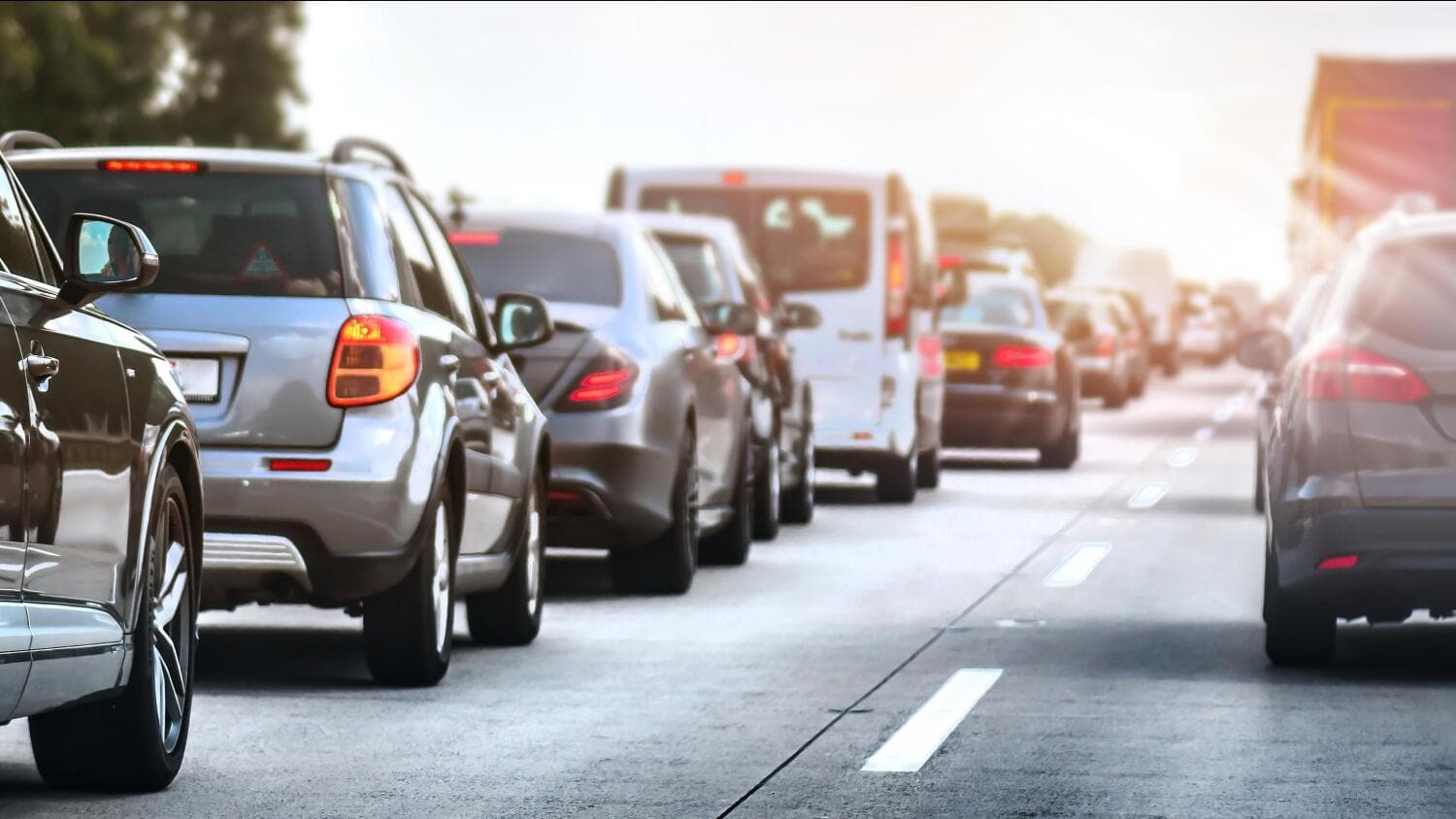 Vilkkaasti liikennöidyissä kaupungeissa katupölyä pääsee ilmaan runsaimmin.