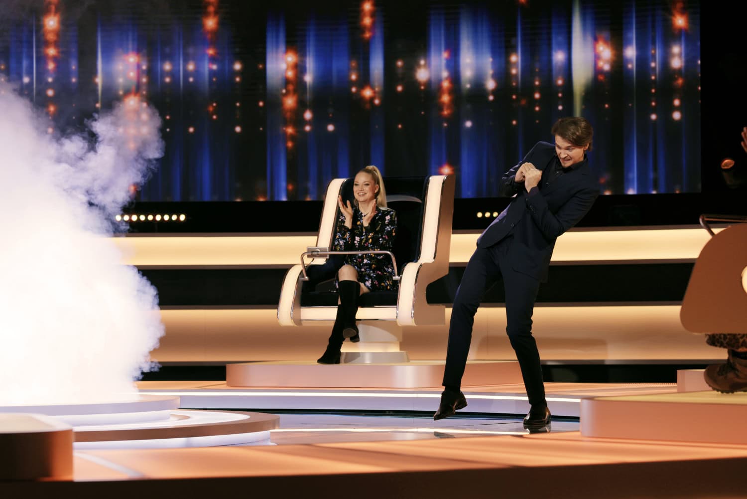 Roope Salminen juontaa Tietäjät tietää -ohjelmaa.