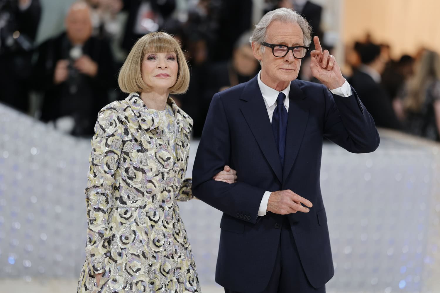 Vasemmalla Voguen päätoimittaja Anna Wintour.