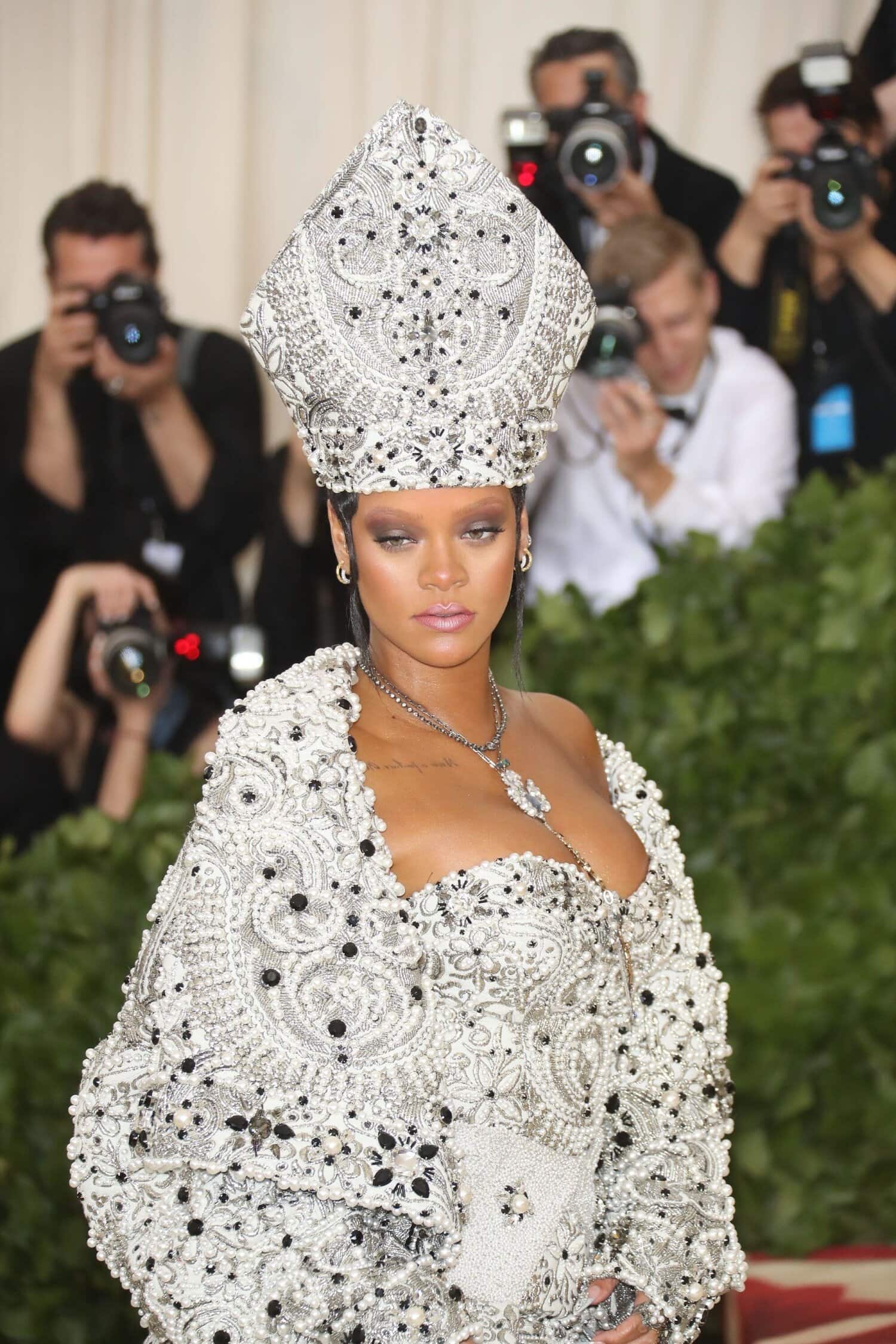 Vuonna 2018 Met-gaalan teemana oli taivaankappaleet: mielukuvituksekas muoti ja katolilaisuus.