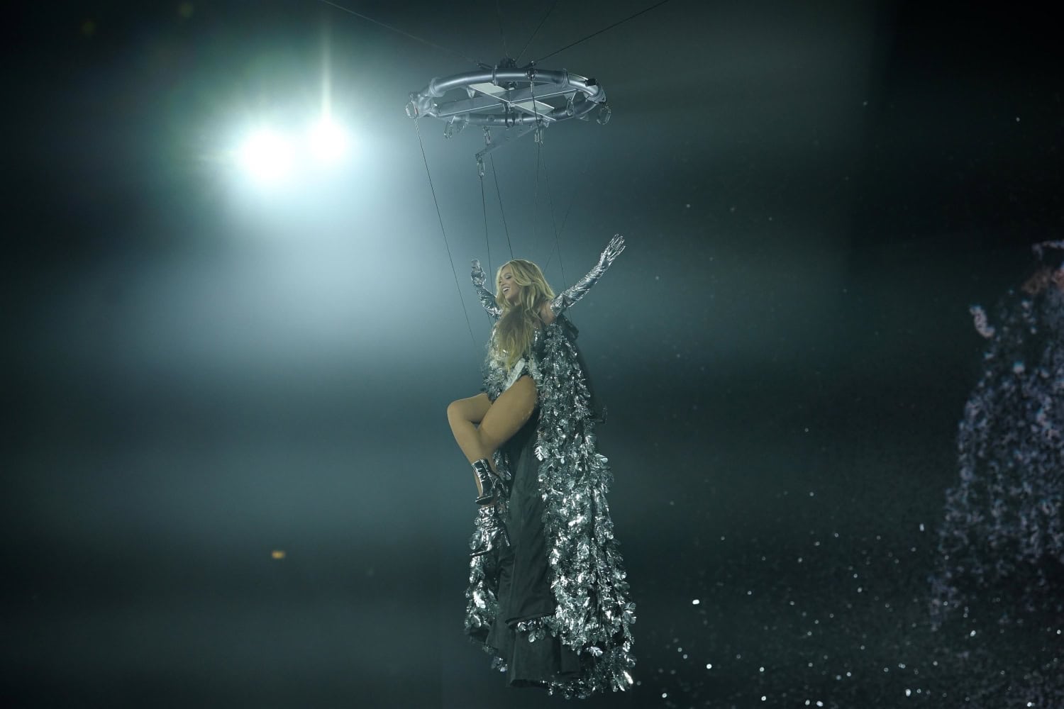 Esitys sisälsi upeita elementtejä, kuten kuvassa ilmassa liitävä Beyoncé. Hän myös ratsasti ilmassa hevosella. Kansikuvassa hän liikkuu ylväästi panssarivaunun päällä.