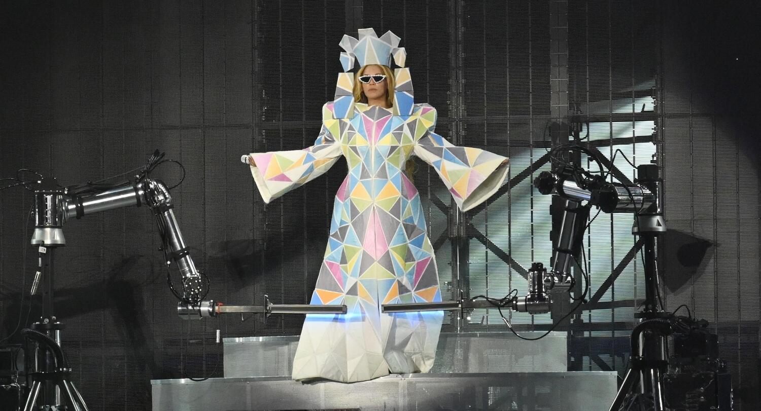 Valkoinen puku vaihtoi väriä ja reagoi UV-valoihin.