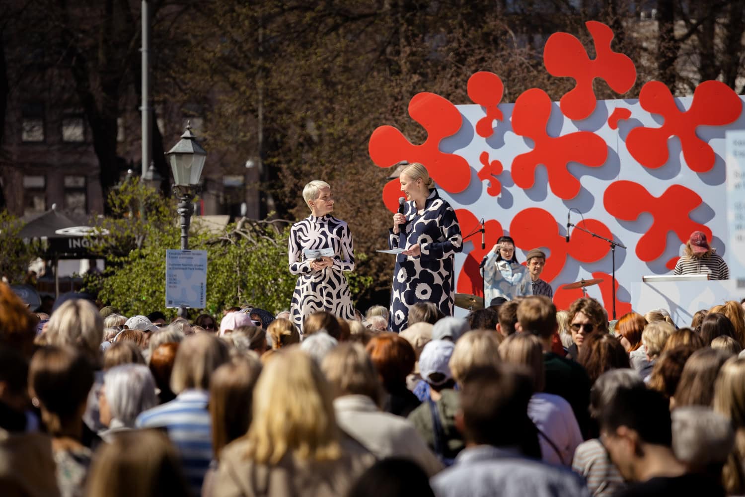Tämän vuoden näytöksessä Marimekon toimitusjohtaja Tiina Alahuhta-Kaskon juontajaparina toimi toimittaja Maria Veitola. Tapahtumassa esiintyi utuisesta klubisoundista tunnettu Malla.
