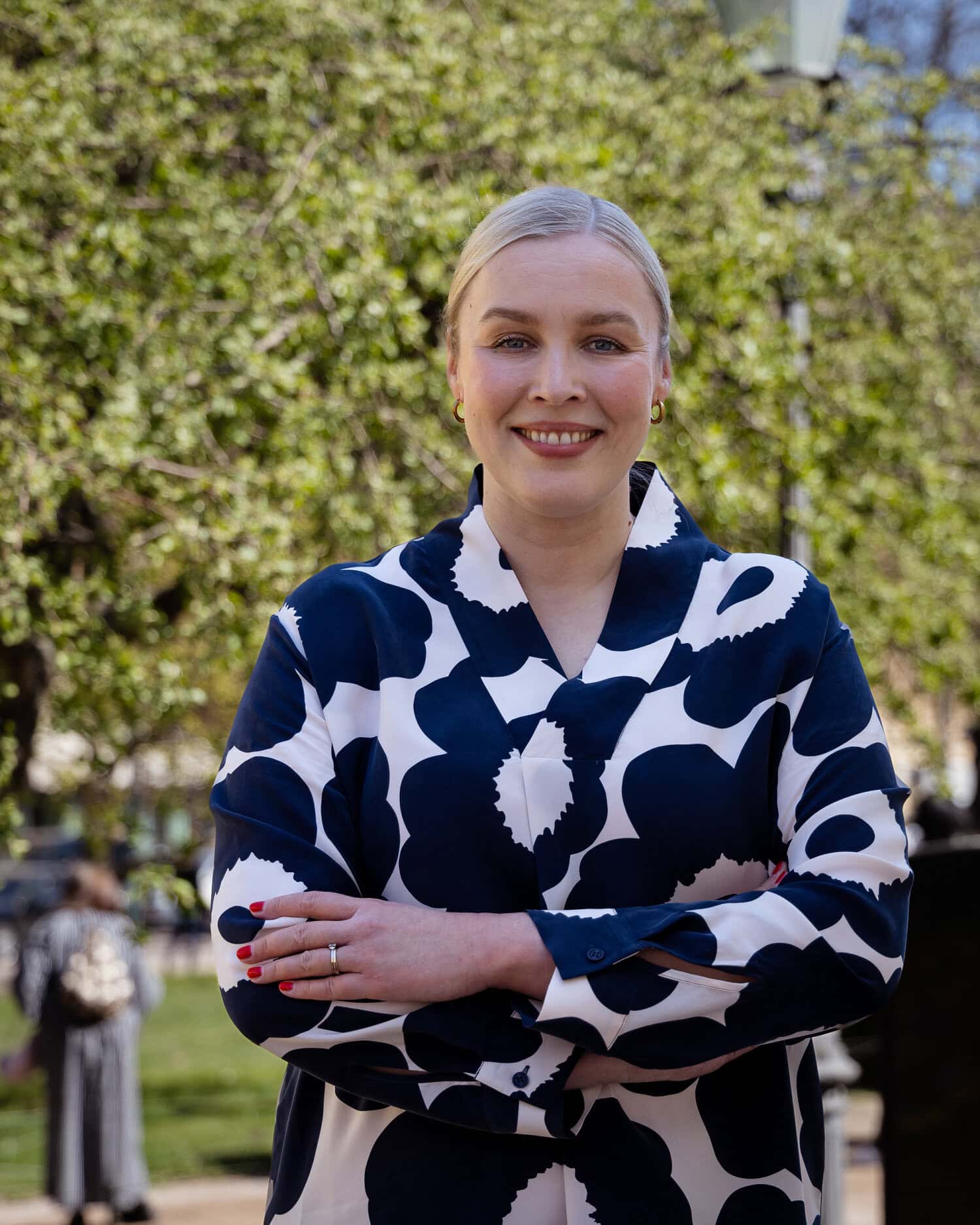 Tiina Alahuhta-Kasko oli valinnut ylleen Marimekon tunnettua Unikko-kuosia.