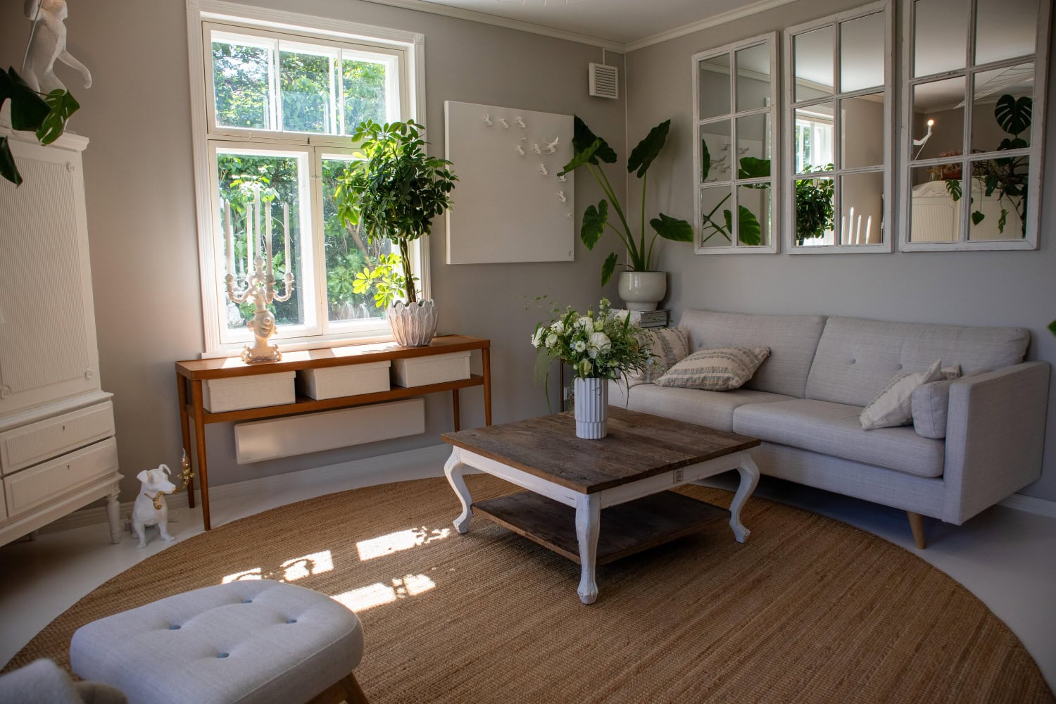 Olohuoneen inspiraationa on toiminut sirkusaiheinen taulu.