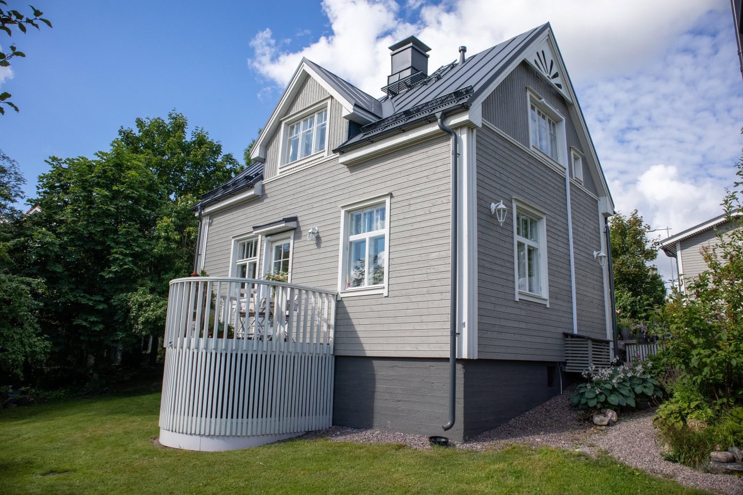 Vanha puutalo sisältää yhteensä 100 neliötä.