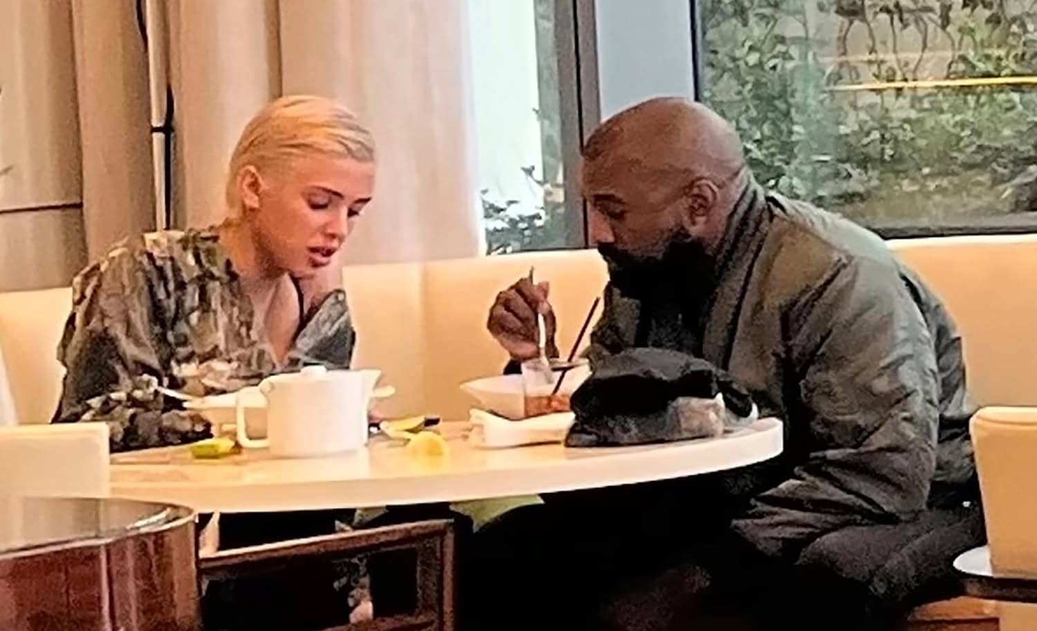 Bianca Censori ja Kanye West nähtiin illallisella Waldorf Astoria Beverly Hills -hotellissa.