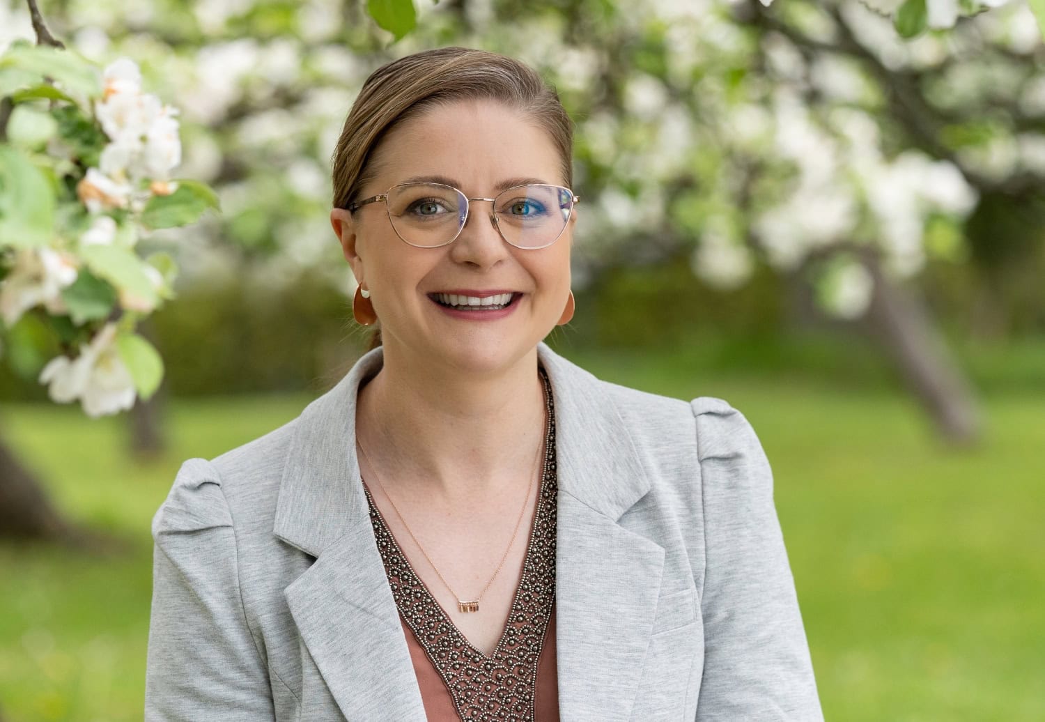 Pinja viihtyy tilan eläimiä hoitaessa.