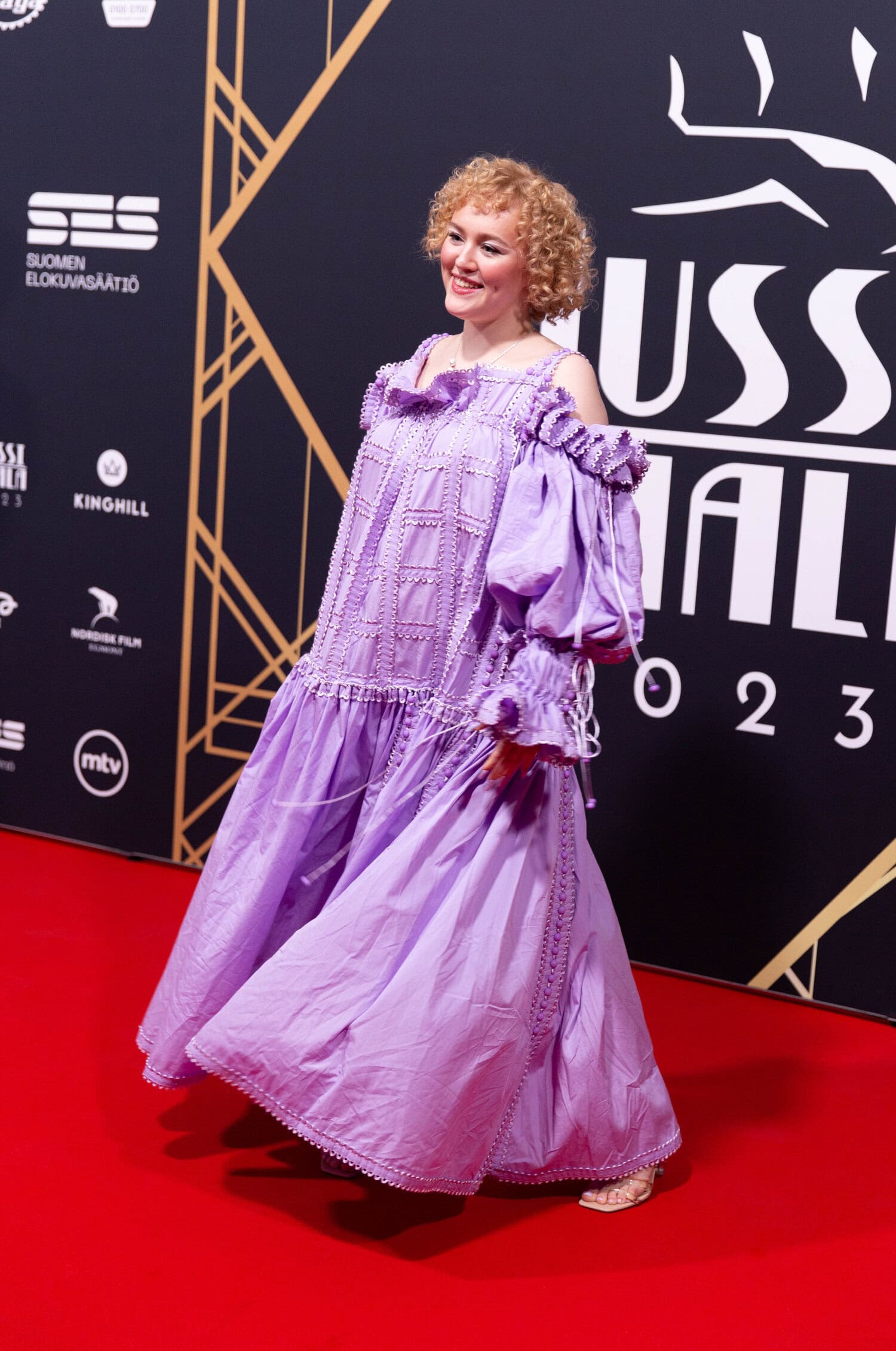 Näyttelijätulokas-kategoriassa ehdolla ollut Eleonoora Kauhanen ihastutti laventelin värisessä mekossa.