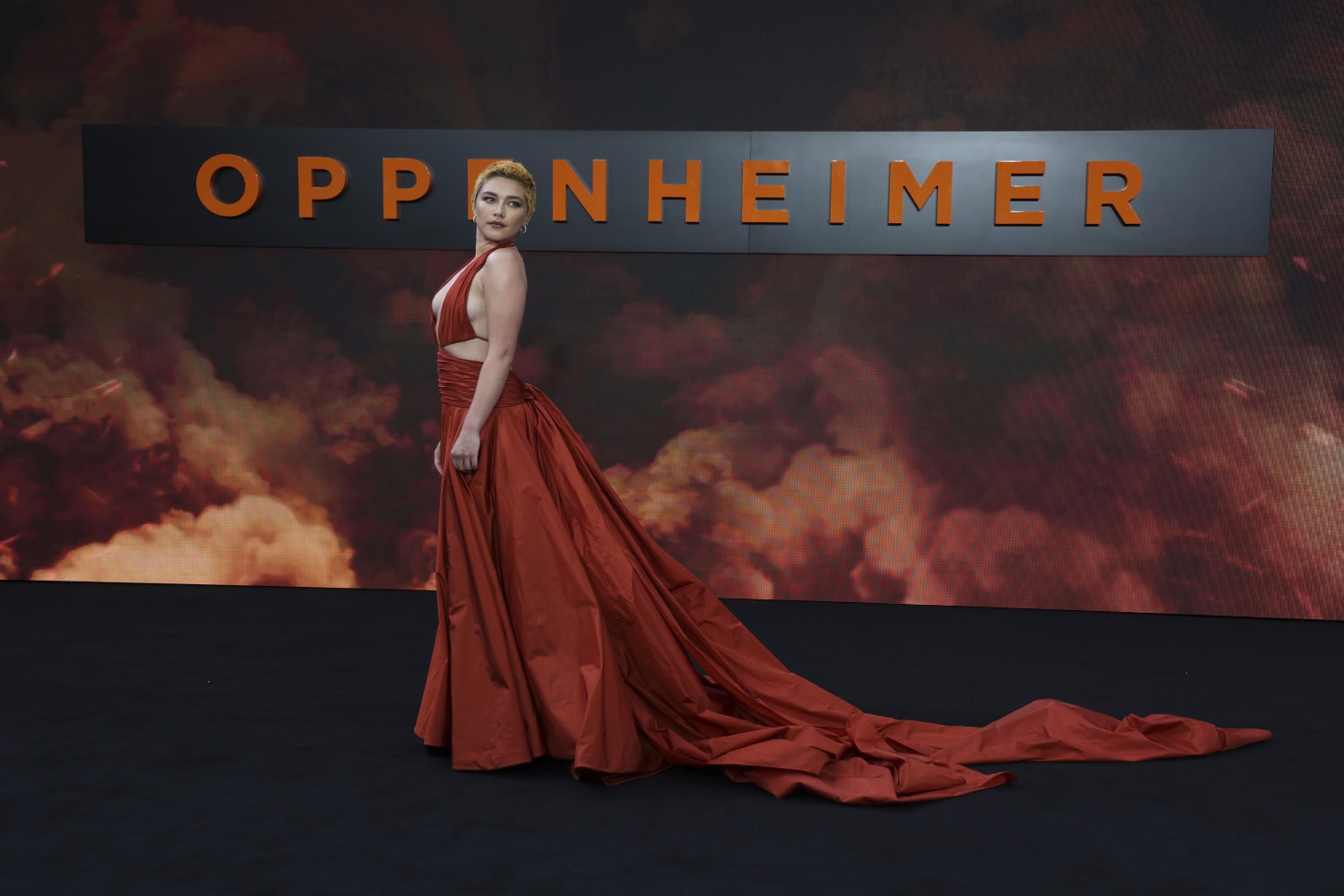 Florence Pugh Oppenheimer-elokuvan ensi-illassa.