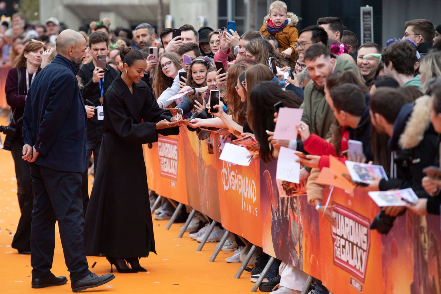 Saldana antaa nimikirjoituksia faneille.