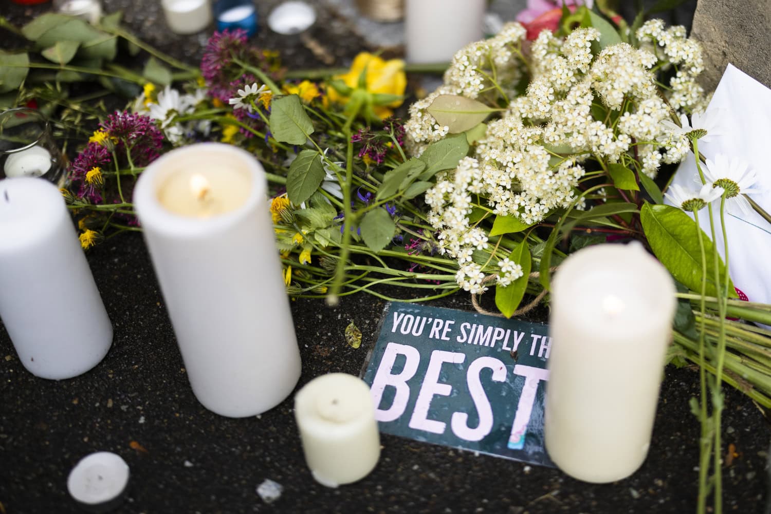 Ihmiset ovat vieneet kukkia ja osanottoja Tina Turnerin kotitalon eteen Sveitsissä.