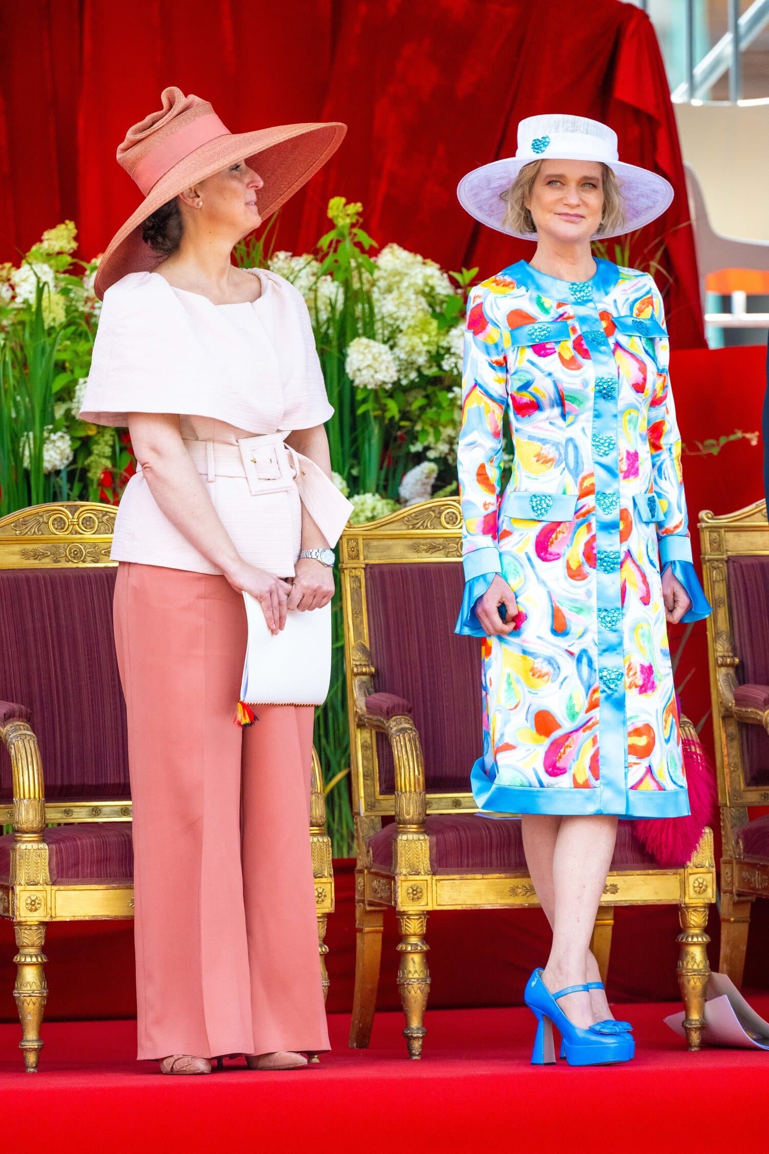 Prinsessa Delphine yhdisti kokonaisuuteen vielä siniset korkokengät.