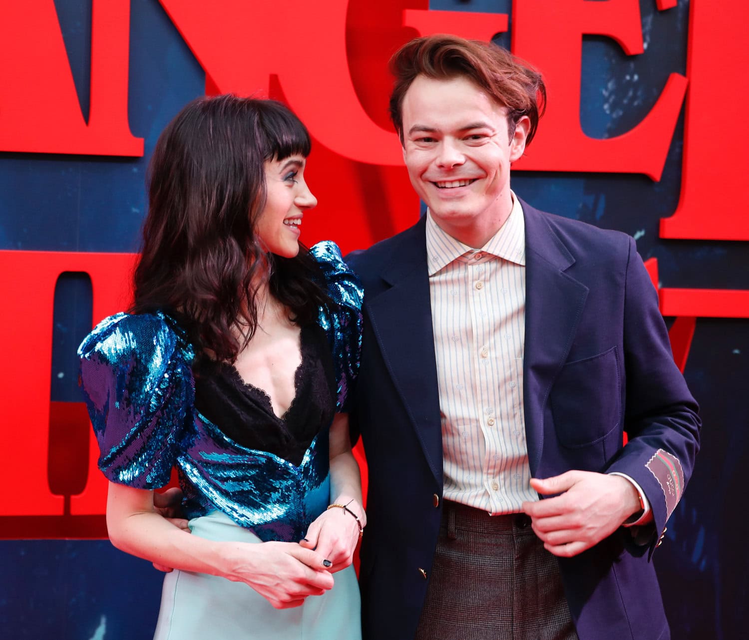 Natalia Dyer ja Charlie Heaton haluavat pitää suhteensa yksityisenä. Kuvassa pariskunta poseeraa Stranger Things -sarjan neljännen tuotantokauden ensi-illassa vuonna 2022.