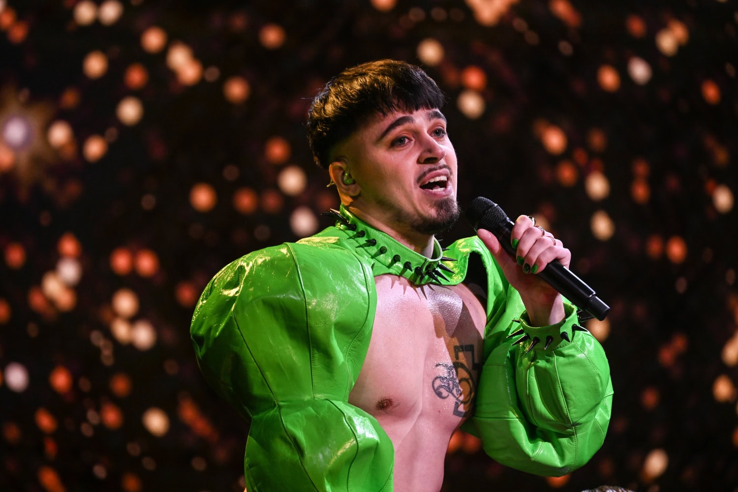 Käärijän esiintymisasu paljastaa rutkasti ihoa ja myös Rammstein-tatuoinnin.