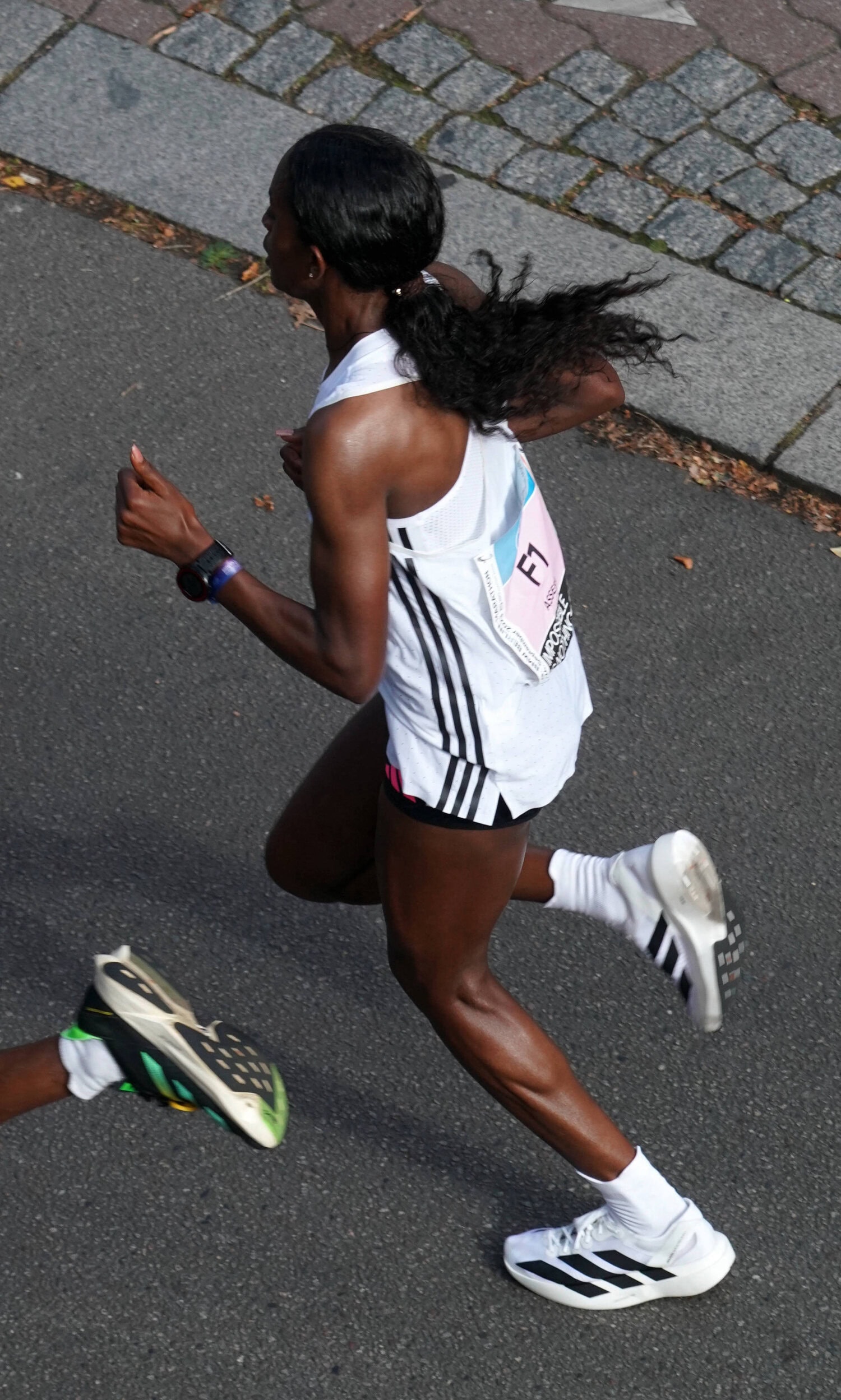 Tigst Assefa juoksi maratonin naisten uuden maailmanennätyksen Berliinissä Adidaksen kengillä.