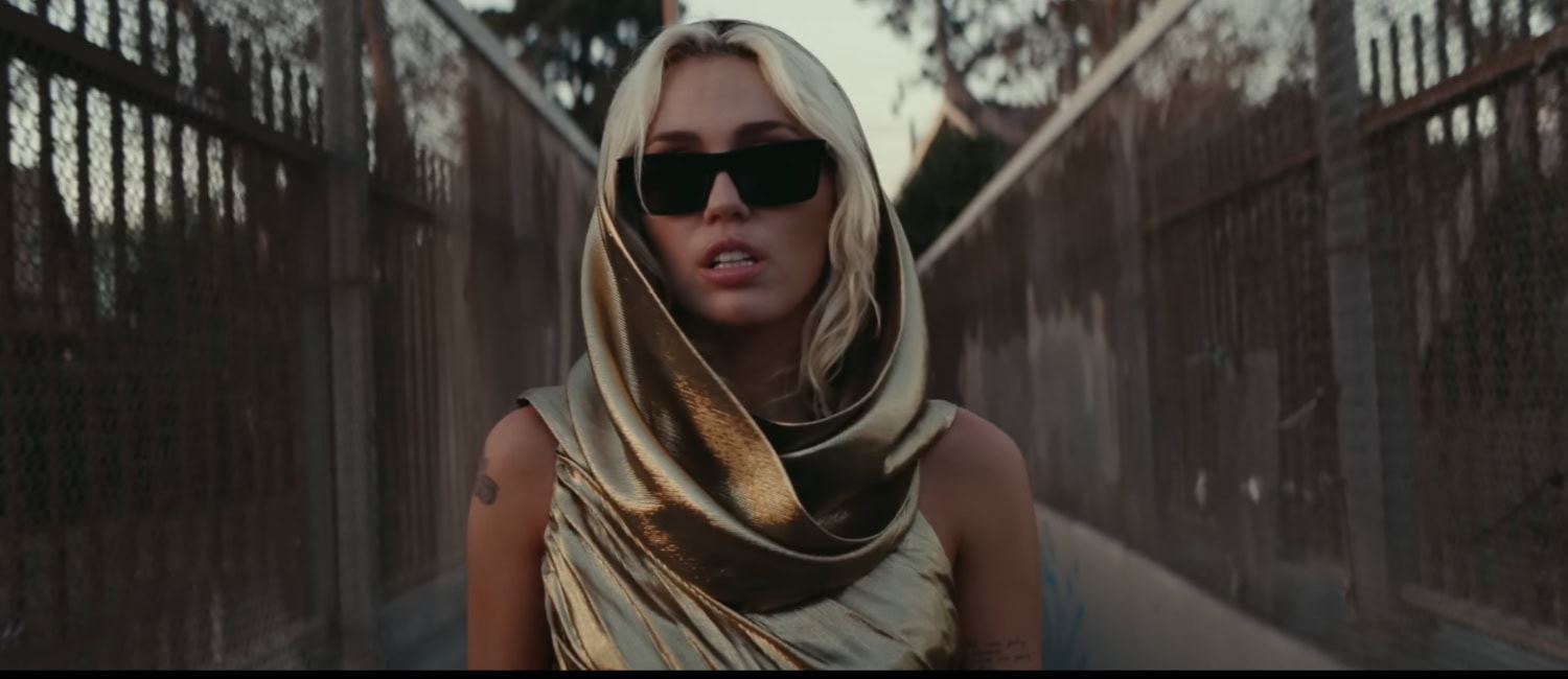 Musiikkivideolla nähty kultainen asu, jonka katsottiin olevan viittaus Lawrencen aikoinaan käyttämään mekkoon.