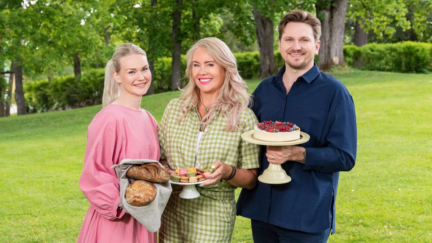 Juliana Hokkanen (vas.) nähdään uudella Koko Suomi leipoo -kaudella.