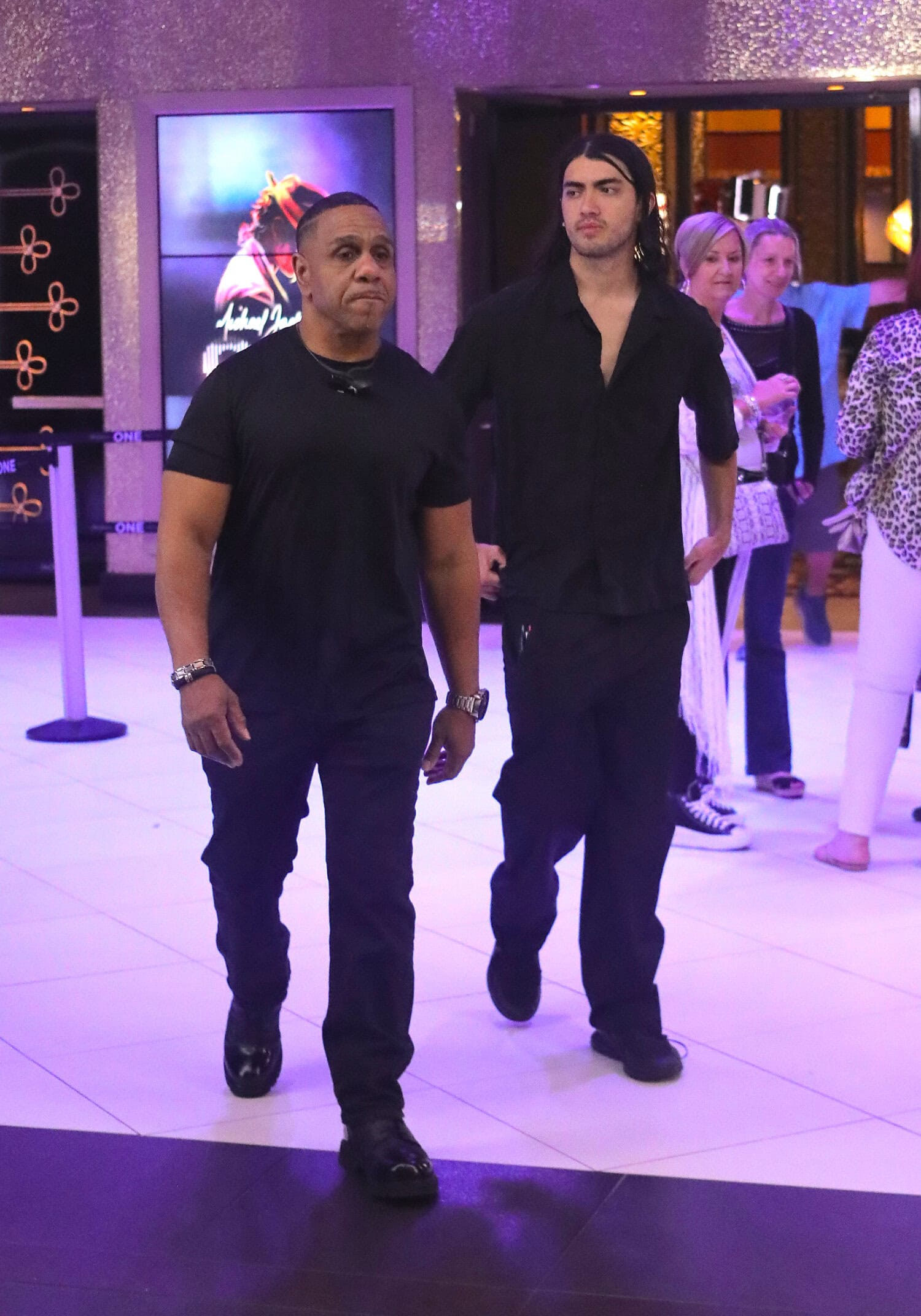 Bigi Jackson henkivartijan kanssa.