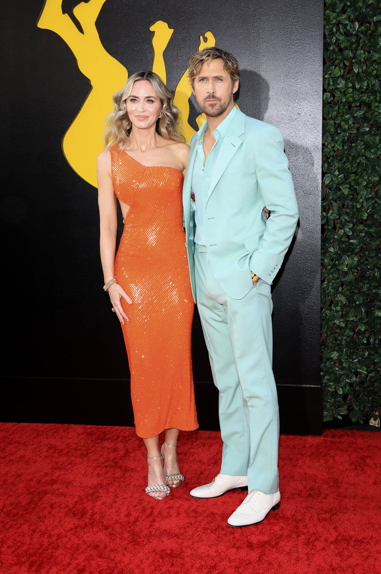 Elokuvan näyttelijät Emily Blunt ja Ryan Gosling poseeraavat punaisella matolla.