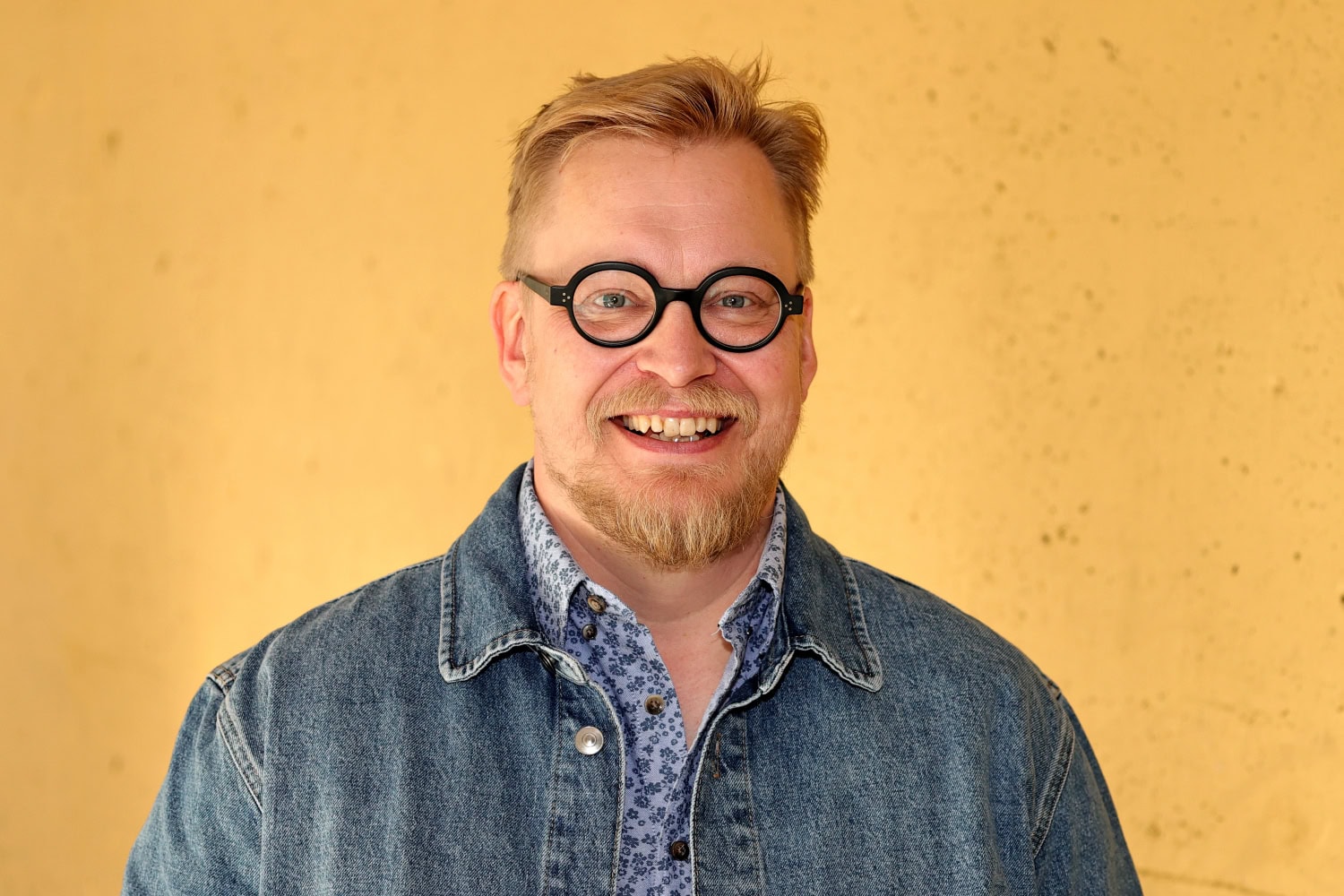 Nikki on aiemmin ohjannut muun muassa elokuvat Peluri - kuolema on elävien ongelma, Armomurhaaja ja Sokea mies, joka ei halunnut nähdä Titanicia.